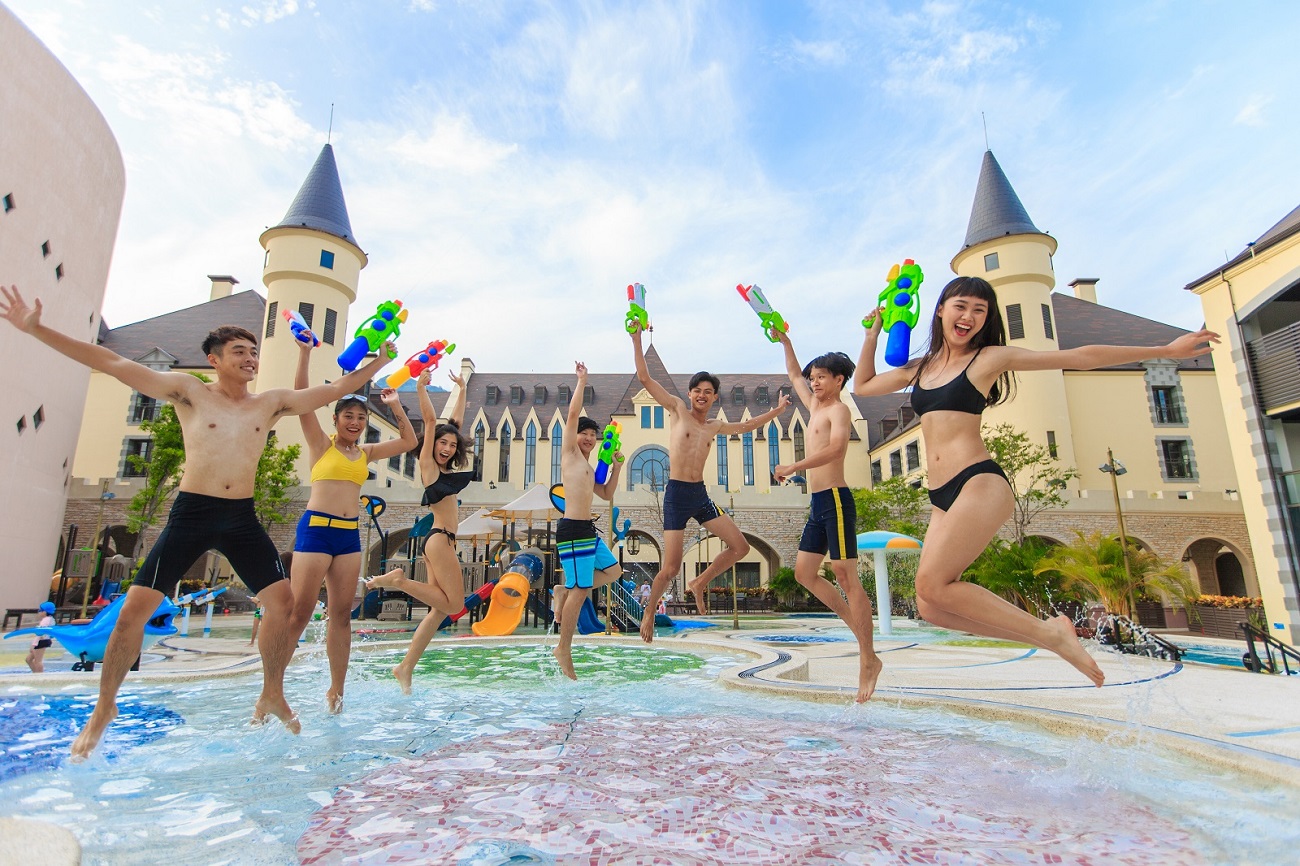 瑞穗天合國際觀光酒店的金色水樂園，佔地2300坪，從室內到戶外108池滿足不同客群的戲水需求